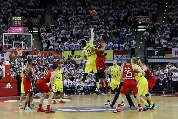 塔克正在与 塔克正在与